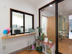 受付と廊下の明るい空間