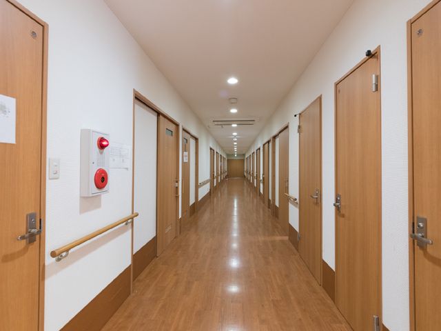 清潔な廊下の様子 廊下 手すりが設置されている明るく広々とした廊下です。安全に移動できる配慮が行き届いています。