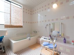 明るい清潔な浴室