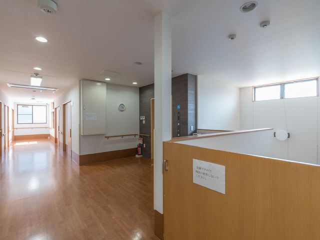 廊下の明るい空間 廊下 広々とした廊下は、清潔感があり明るい光が差し込む快適な空間です。目に見えるきめ細やかな配慮が、利用者の方々の日常を支えています。