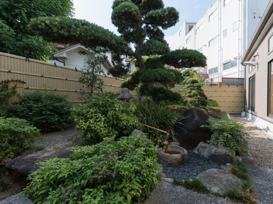 静かな和風庭園風景