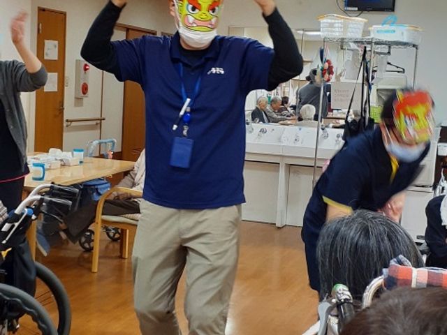 楽しい雰囲気の居室 居室 お祭りをイメージしたイベントが行われている居室の様子です。スタッフと利用者様が共にアクティビティを楽しんでいます。