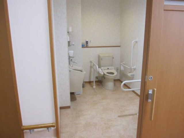 バリアフリーの明るいトイレ トイレ 手すり付きで広々としたトイレは、利用者の安全と快適さを考慮した設計になっております。