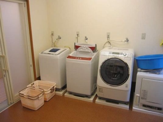 洗濯機と籠のある部屋