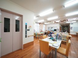 多機能ルームの明るい空間