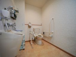 手すり付き清潔なトイレ