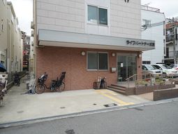 レンガ造りのエントランス