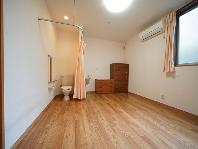明るい居室空間 居室 広々とした居室で、安全に配慮されたバリアフリー設計です。快適な日々を過ごすための空間となっております。