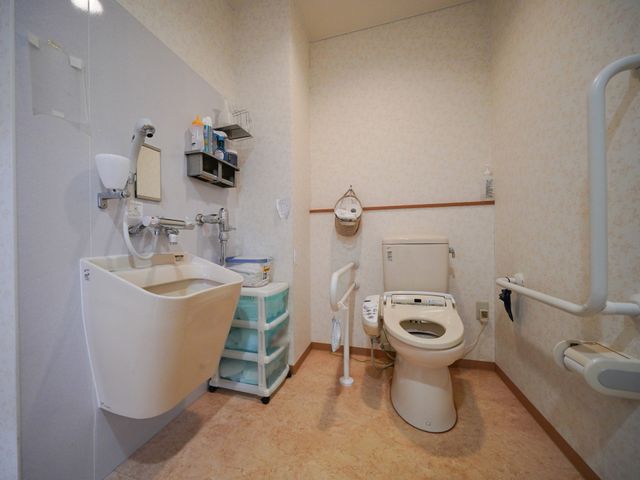 バリアフリー設計のトイレ トイレ 手すり付きで安全性を考慮したトイレ空間です。日々の快適さを支える設備が整っております。