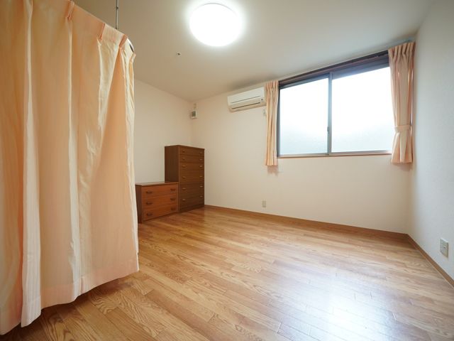 明るい床の居室 居室 ゆったりとした空間が特徴の個室です。個々のニーズに合わせて、お持ちの家具も配置いただけます。