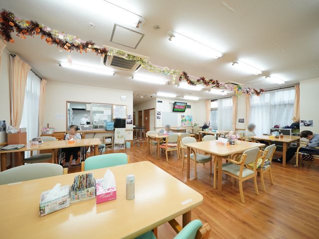 明るい共有ダイニングエリア 共有スペース 広々としたダイニングでは、入居者が食事や憩いのひとときを過ごしています。明るく開放感のある空間で職員とのコミュニケーションも活発です。