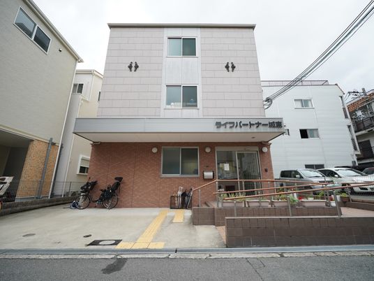 清潔感のある建物のエントランス