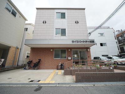 清潔感のある建物のエントランス