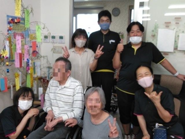 笑顔で集う人々の居室 居室 笑顔で集う、和やかな雰囲気の居室です。利用者の方々の憩いの場として、楽しいひとときを過ごされています。