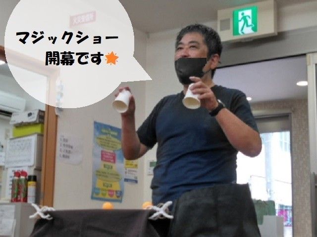 スタッフの笑顔が魅力的な居室 スタッフイメージ 手にカップを持ったスタッフが温かな笑顔で楽しい時間を演出しています。お茶のサービスを通じて、居心地の良さを感じていただける空間です。