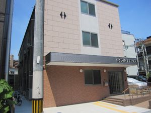 明るい外観の施設入口