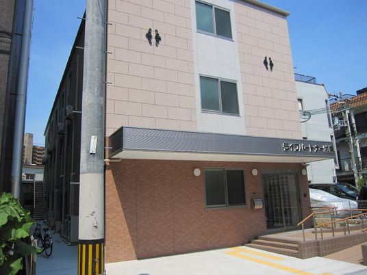 明るい外観の施設入口