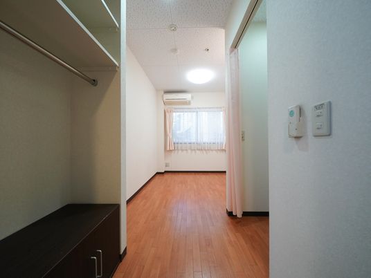 居室の明るい内装