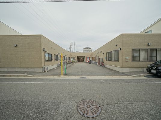 広々とした施設の外観