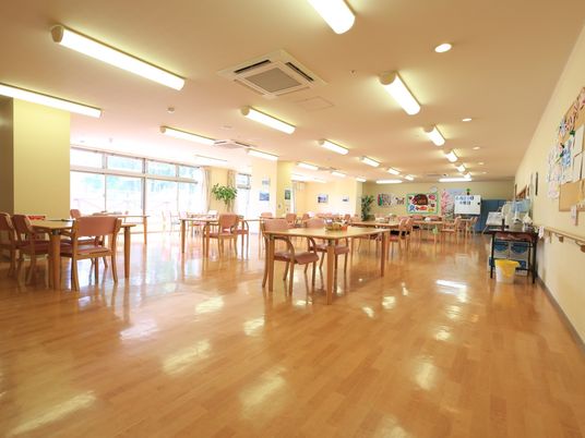 広々とした明るい食堂