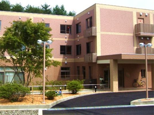 茶色い外壁の建物エントランス