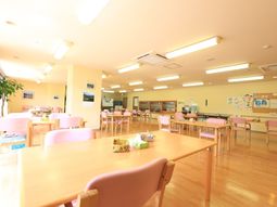 明るい食堂の様子