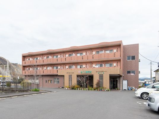 赤茶色の建物の外観