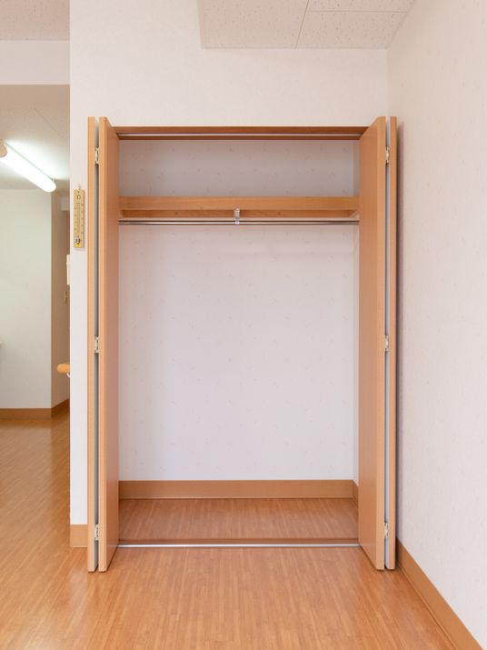 空の居室のクローゼット