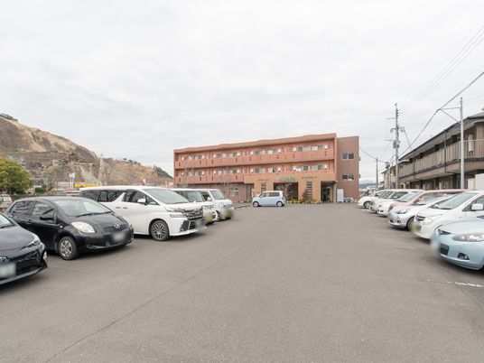 駐車場と建物の外観