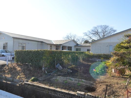 日差しの中の一戸建て外観