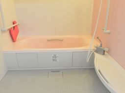 明るいバリアフリー浴室