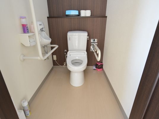 バリアフリー設計のトイレ