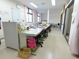 明るいスタッフルーム
