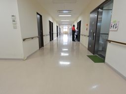 清潔な廊下と利用者