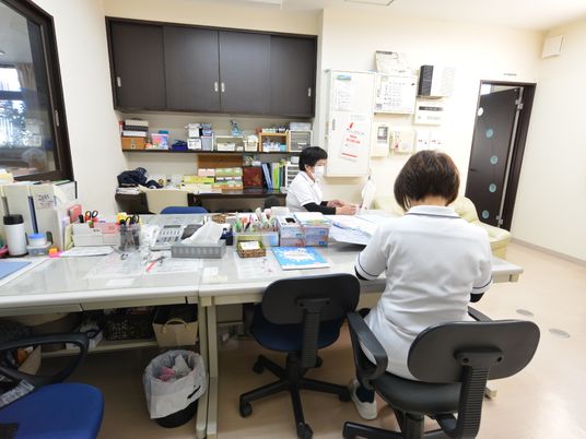 スタッフが作業する事務室
