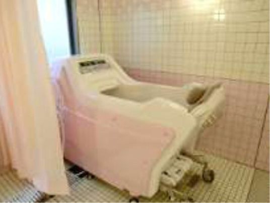 ピンクの機能性浴室設備