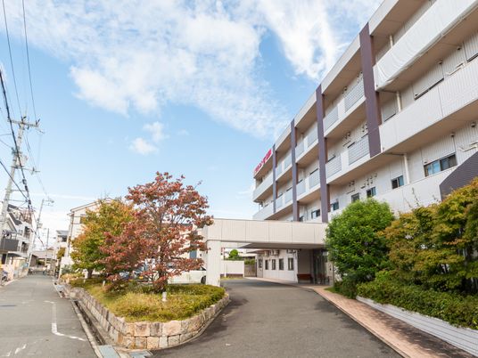 広い敷地の居室建物