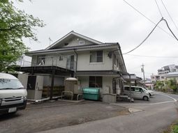 静かな街並みの施設外観