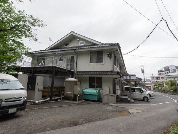 静かな街並みの施設外観