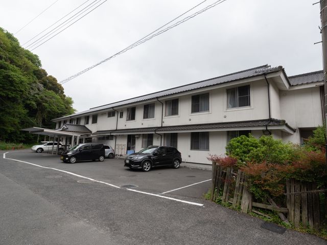 白壁の建物と駐車場施設
