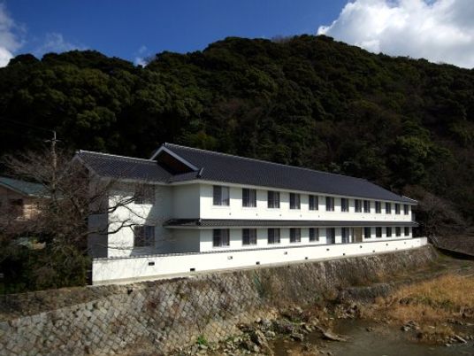 緑に囲まれた建物外観