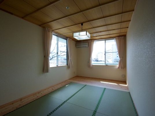 明るい和室の居室空間