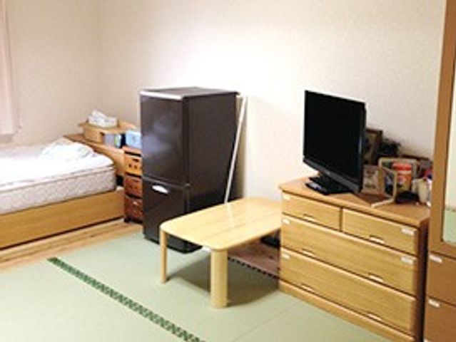 家具が並ぶ居室  