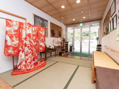 赤い着物と畳の和風空間