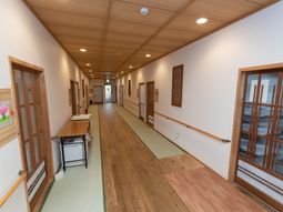 明るく清潔な廊下