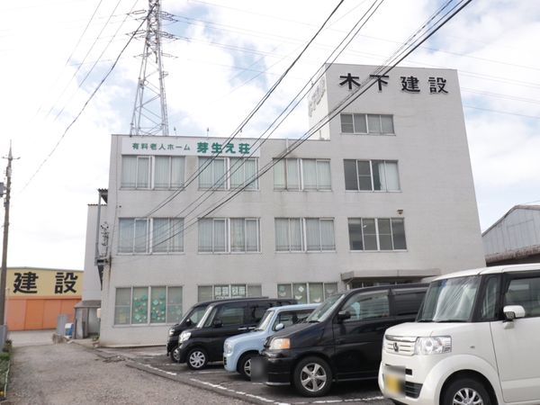 白い建物の外観
