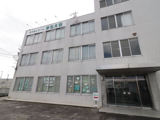 清潔感のある建物正面 外観  ゆったりとした入り口を有する清潔感のあふれる建物です。働く環境として、明るく開放感のある雰囲気を感じることができます。