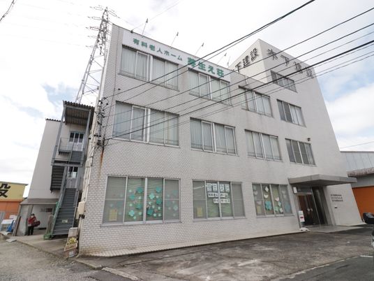  白い壁の施設外観  