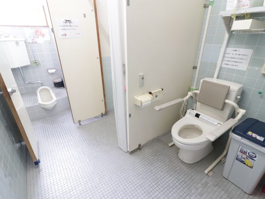 広々とした清潔なトイレ 