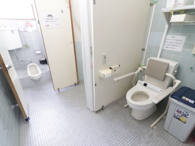 広々とした清潔なトイレ 